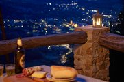 Blick von der abendlichen Terrasse auf Camaiore