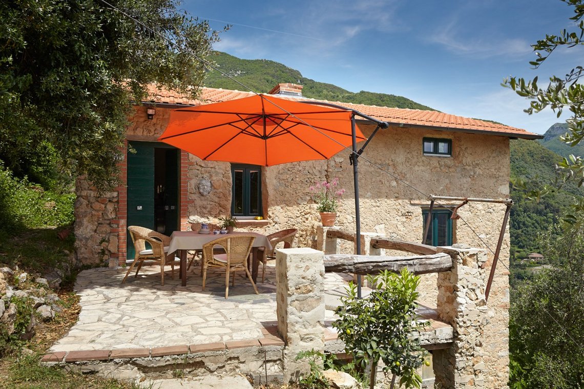 Blick auf das Toskana-Ferienhaus Casa Berti und die Terrasse